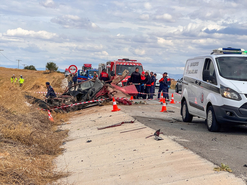 Uşak'ta feci kaza! Otomobil kamyonla çarpıştı: 3 kişi öldü - Resim: 0