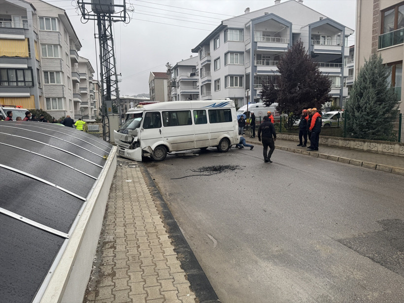 Afyonkarahisar'da öğrenci servisi kaza yaptı! - Resim: 0
