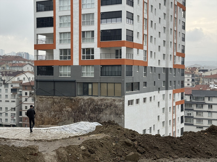 Ankara'da toprak kayması! 17 katlı binada korkutan görüntü - Resim: 0