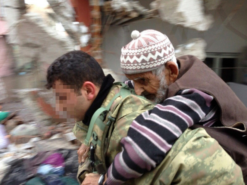 Mehmetçik'ten insanlık dersi! Yaşlı çifti sırtında taşıdı - Resim: 1