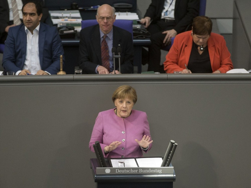  Angela Merkel kürsüde konuşurken... - Resim: 2