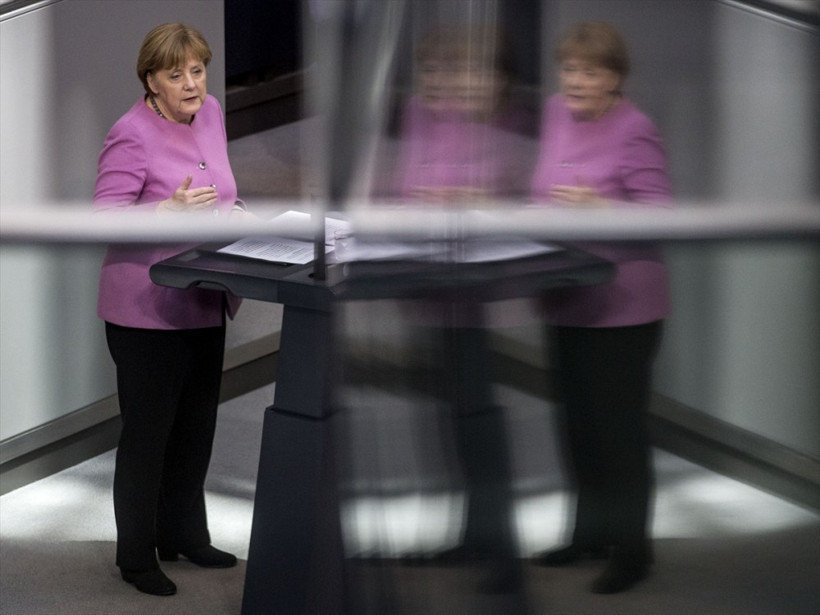  Angela Merkel kürsüde konuşurken... - Resim: 3