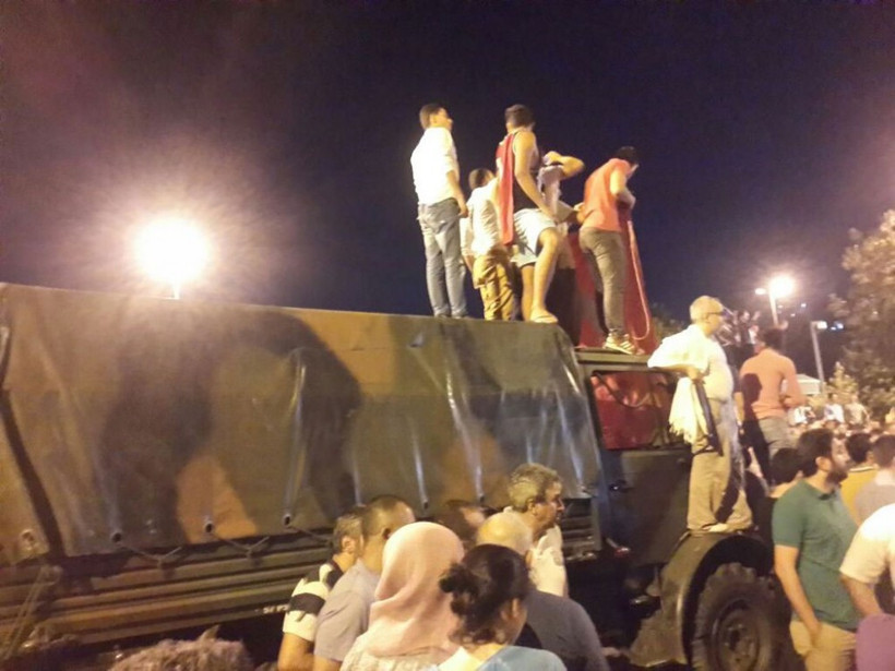 Milyonlar sokağa indi halk tankların üstüne çıktı - Resim: 1