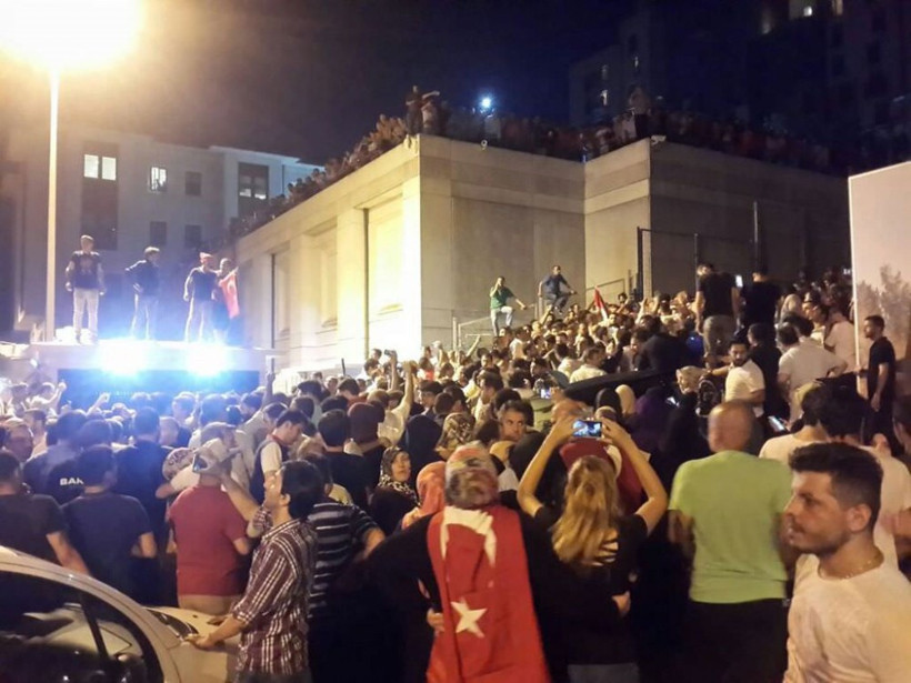 Milyonlar sokağa indi halk tankların üstüne çıktı - Resim: 2