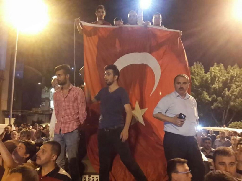 Milyonlar sokağa indi halk tankların üstüne çıktı - Resim: 3