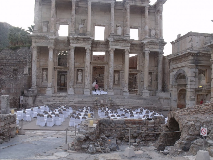 Efes antik kentini düğün salonu yaptılar! Rezalete bakın - Resim: 2