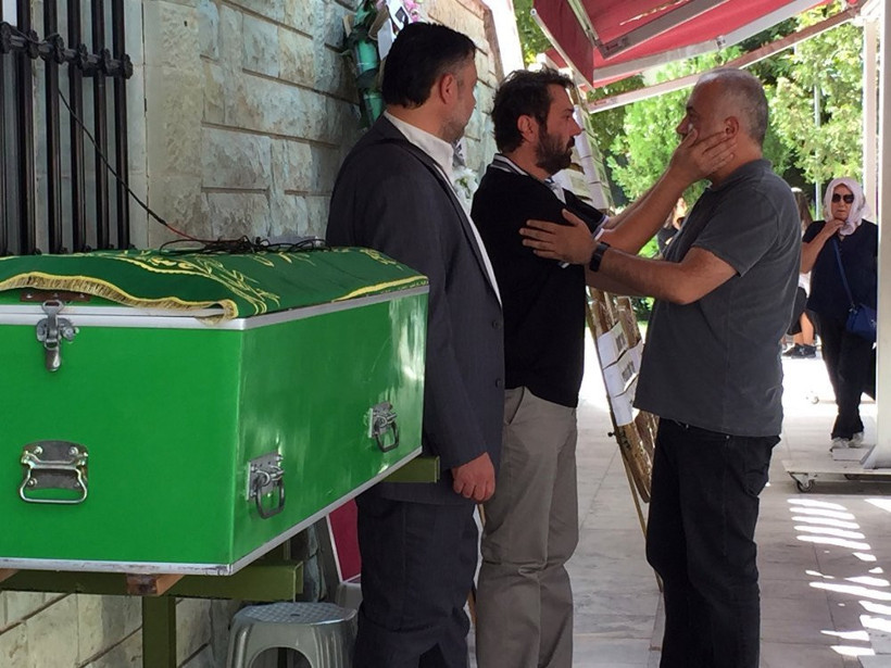 Halil Sezai, gözyaşları içinde babasını toprağa verdi - Resim: 1