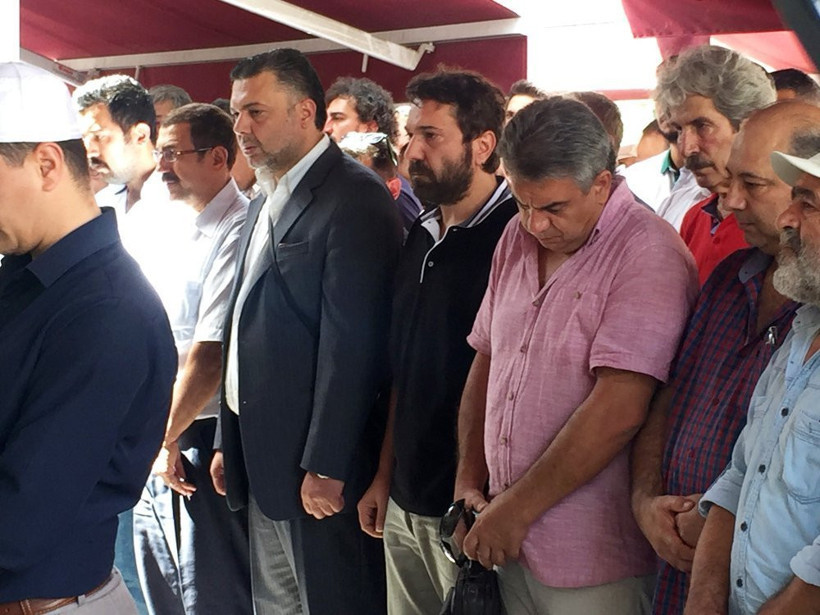 Halil Sezai, gözyaşları içinde babasını toprağa verdi - Resim: 2