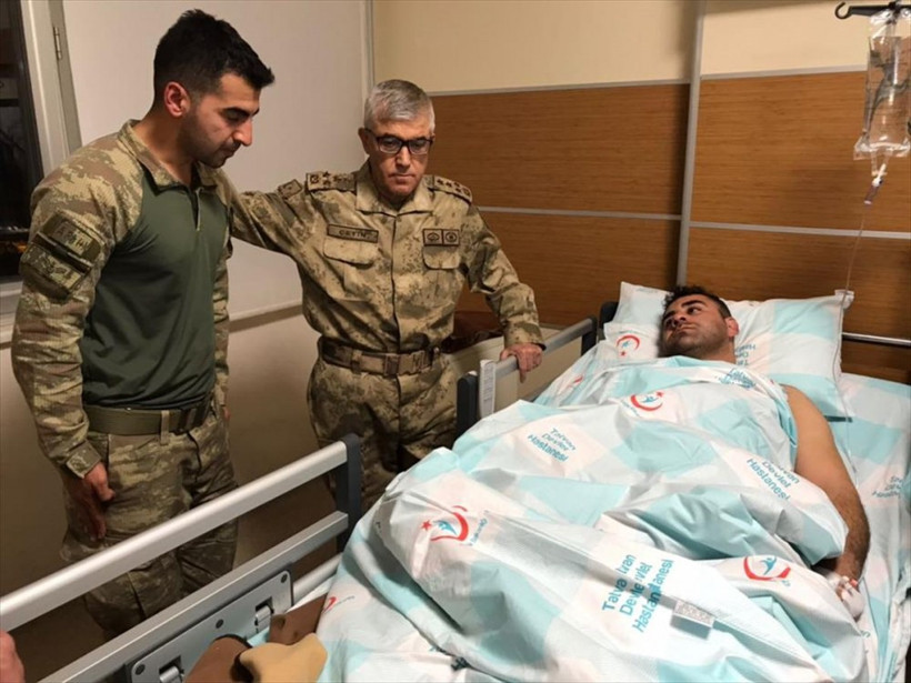 Org. Çetin yaralı askerleri ziyaret etti - Resim: 1