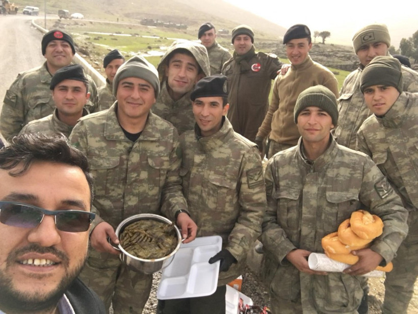 Analar görev başında cephedeki askeri sarma yapıp içlik ördüler - Resim: 4