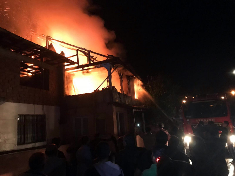 Yıldırımın düştüğü ev alev alev yandı - Resim: 1