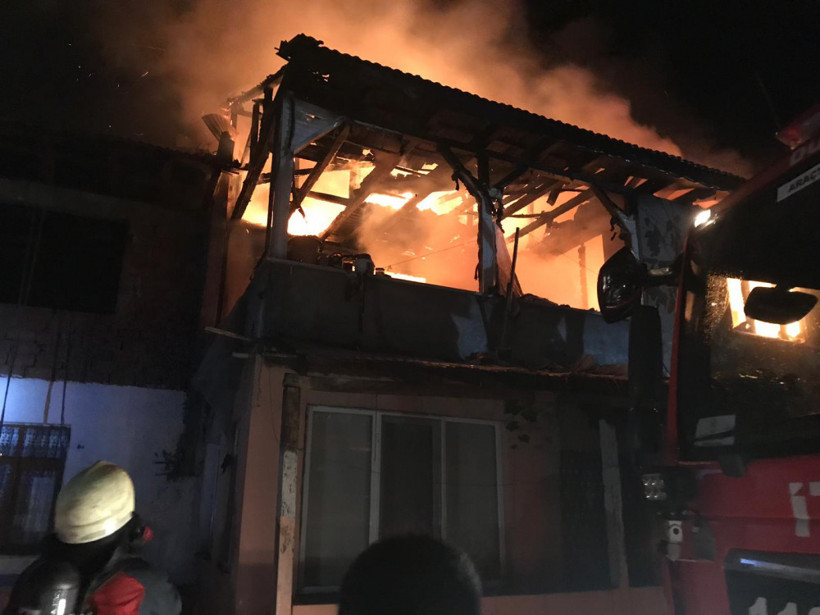 Yıldırımın düştüğü ev alev alev yandı - Resim: 2