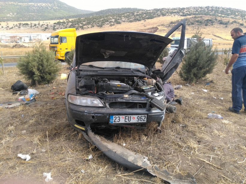 Takla atan otomobildeki anne ile bebeği öldü - Resim: 1