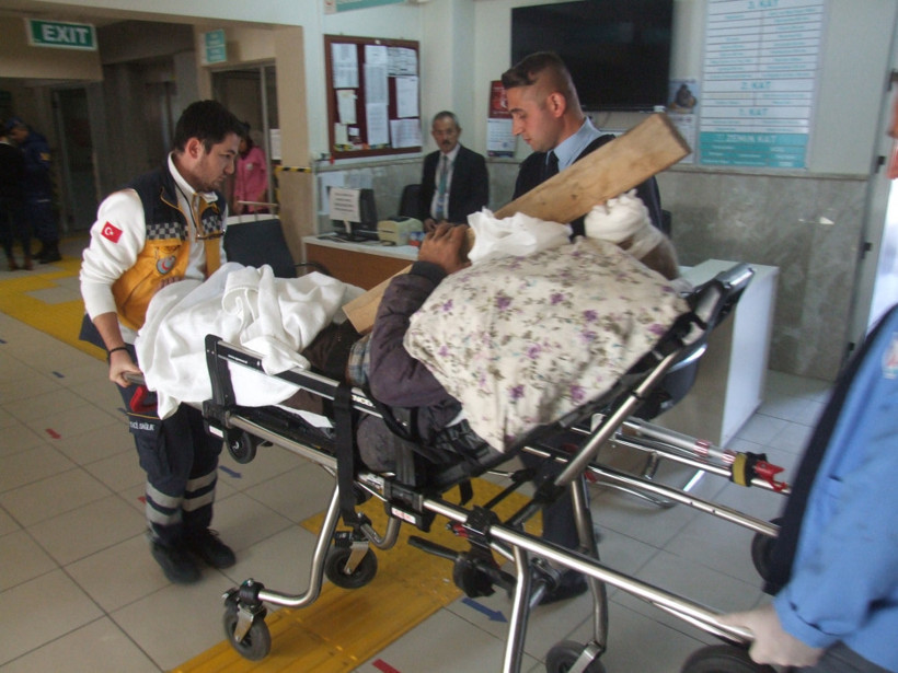 Çatıdan söktüğü kalastaki çivi başına saplandı - Resim: 1