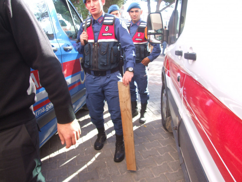 Çatıdan söktüğü kalastaki çivi başına saplandı - Resim: 4