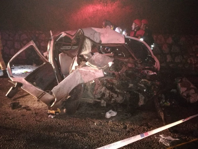 TIR ile otomobil kafa kafaya çarpıştı - Resim: 1