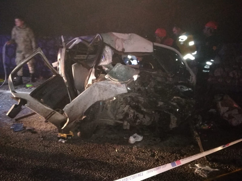 TIR ile otomobil kafa kafaya çarpıştı - Resim: 2