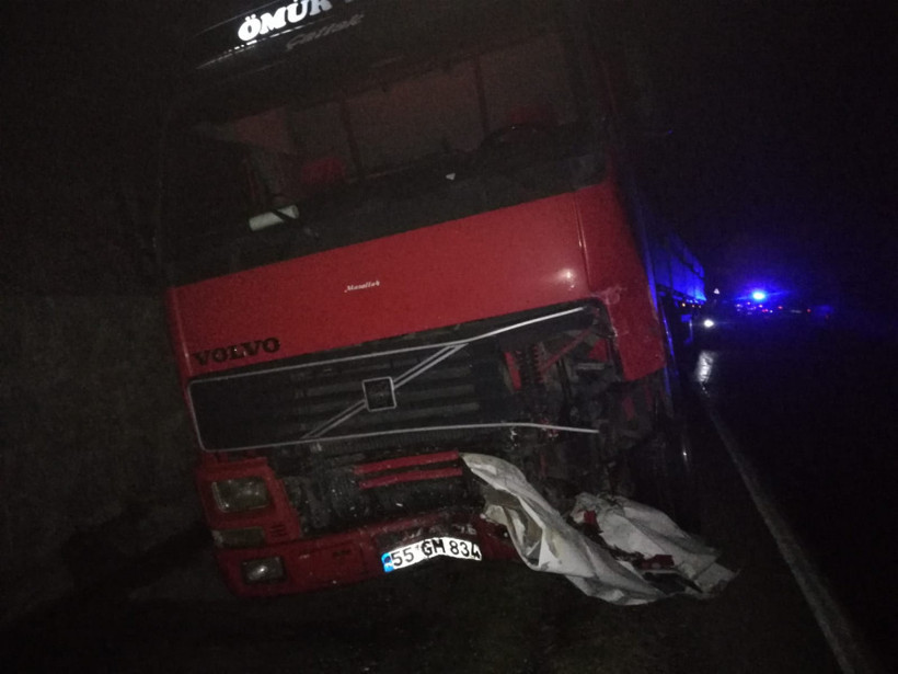 TIR ile otomobil kafa kafaya çarpıştı - Resim: 3