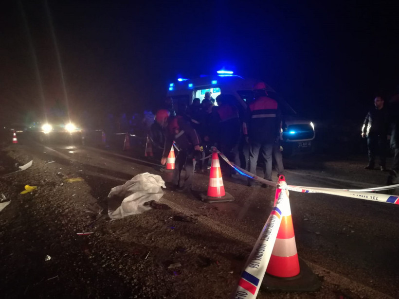 TIR ile otomobil kafa kafaya çarpıştı - Resim: 4