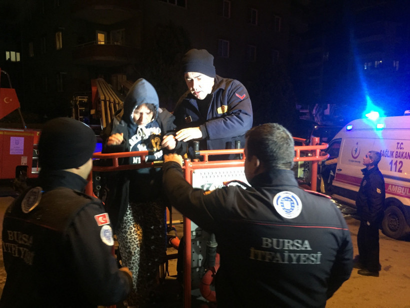 Dumanların arasında kurtarılmayı beklediler - Resim: 2