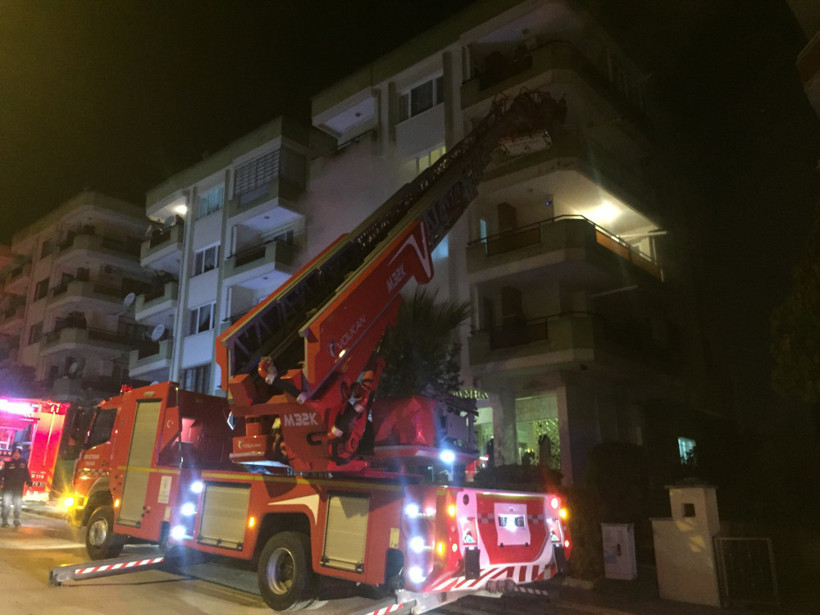 Dumanların arasında kurtarılmayı beklediler - Resim: 3