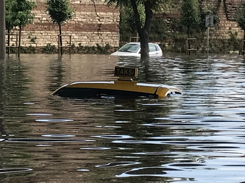 Yağmur İstanbul'u felç etti! Metro durdu araçlar sular altında kaldı - Resim: 2