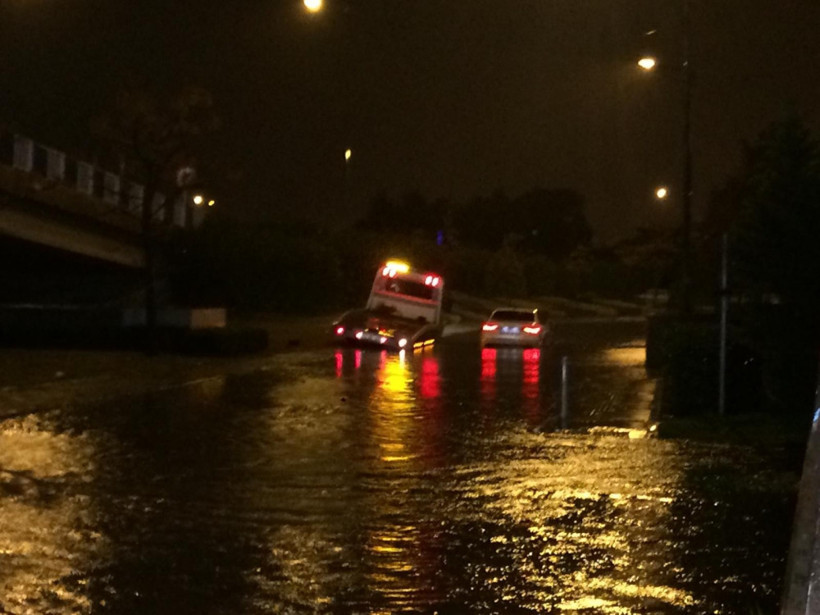 İzmir sağanak yağışa teslim oldu - Resim: 2