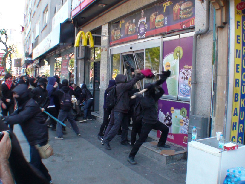 Mecidiyeköy'ü anarşistler bastı - Resim: 1