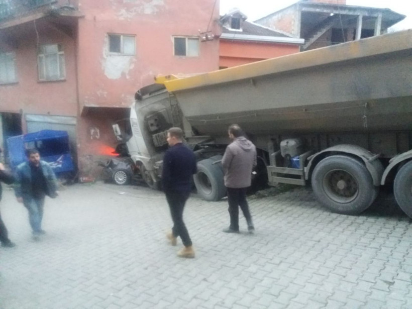 Zonguldak'ta freni boşalan TIR, ortalığı savaş alanına çevirdi - Resim: 2
