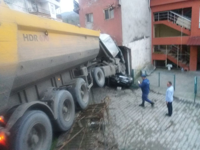Zonguldak'ta freni boşalan TIR, ortalığı savaş alanına çevirdi - Resim: 4