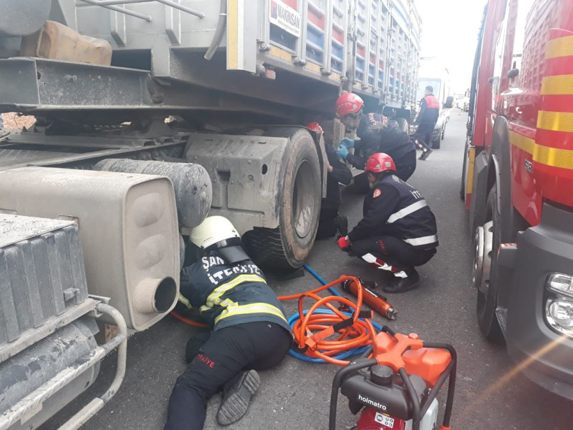 Şanlıurfa'da çarptığı TIR'ın altında kalan motosiklet sürücüsü ağır yaralandı - Resim: 1