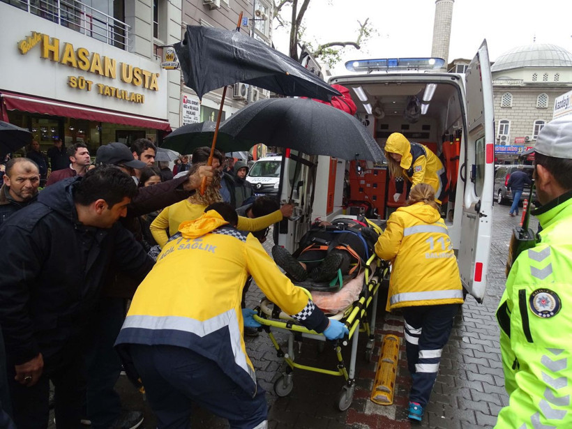 Otomobilin çarptığı liseli yaralıya ıslanmasın diye şemsiye tuttular - Resim: 4