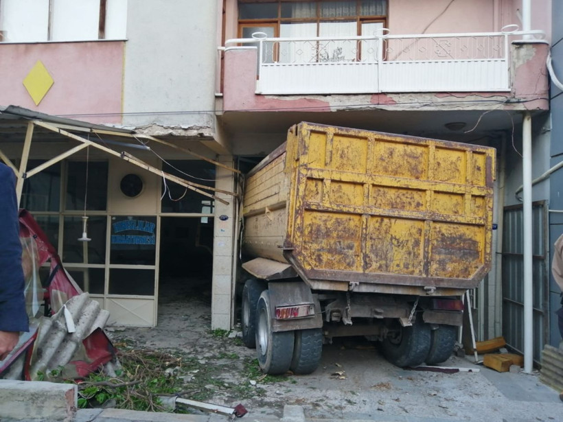 İzmir'de freni boşalan kamyon kahvehaneye daldı - Resim: 1