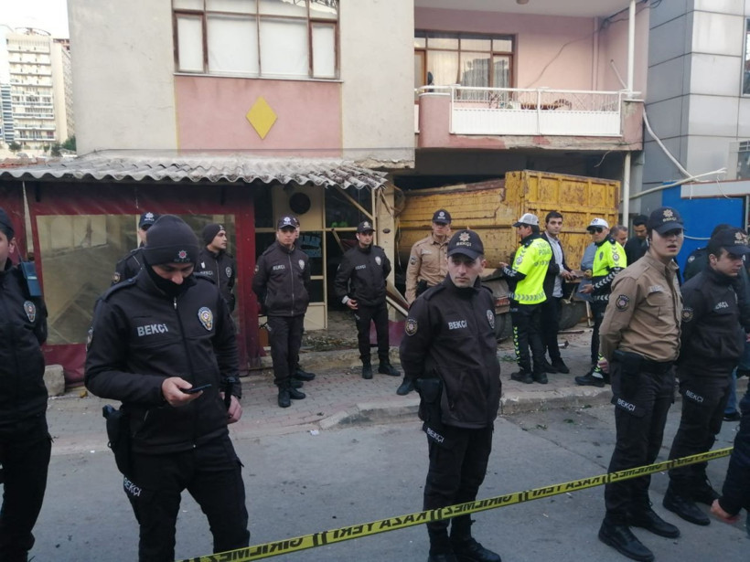 İzmir'de freni boşalan kamyon kahvehaneye daldı - Resim: 2