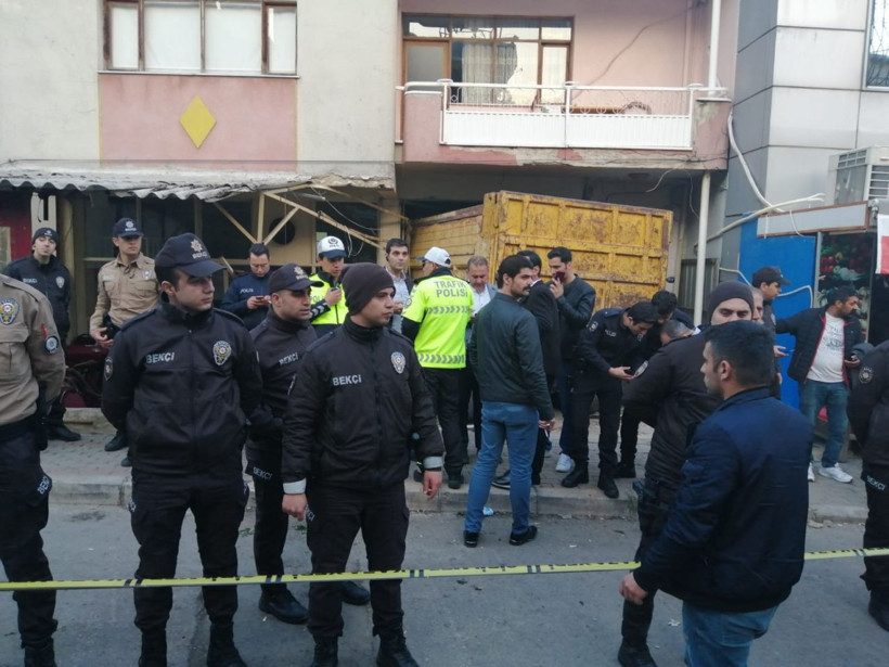 İzmir'de freni boşalan kamyon kahvehaneye daldı - Resim: 3