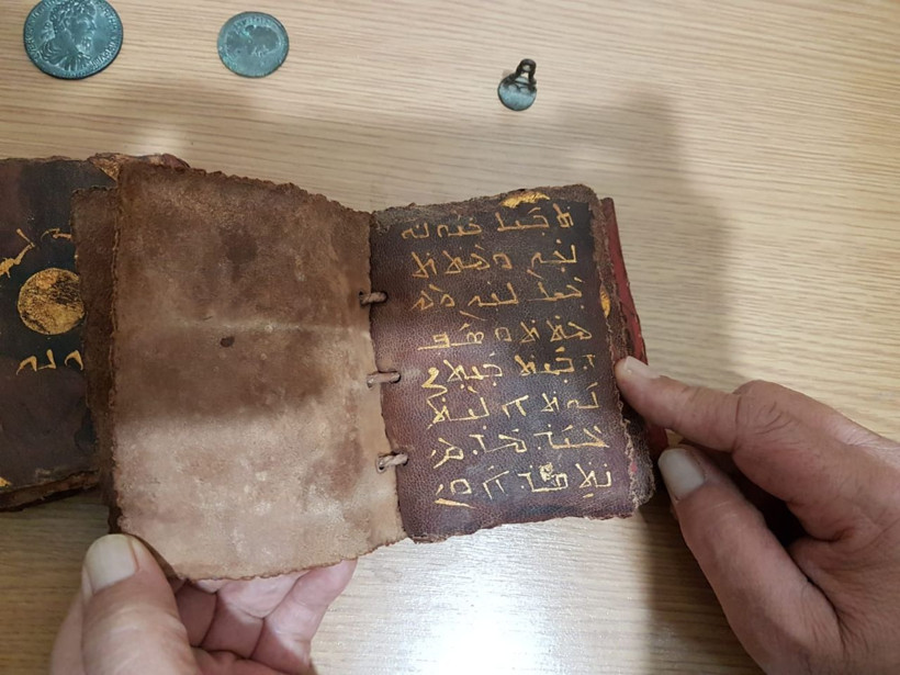 Adana'da ceylan derisi üzerine altın işlemeli tarihi İncil ele geçirildi - Resim: 3
