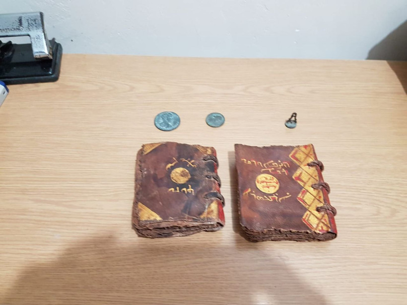 Adana'da ceylan derisi üzerine altın işlemeli tarihi İncil ele geçirildi - Resim: 2