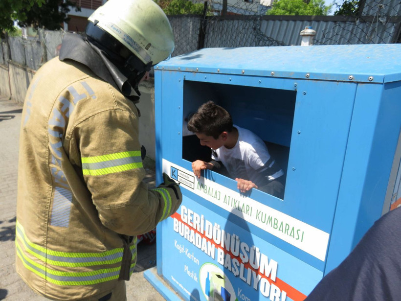 Geri dönüşüm kutusunda mahsur kalan çocuğu itfaiye böyle kurtardı - Resim: 4