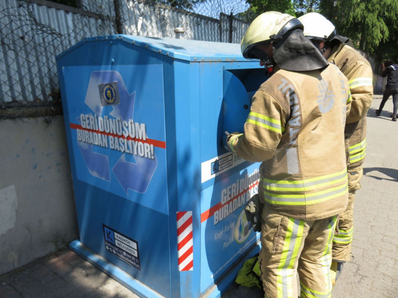 Geri dönüşüm kutusunda mahsur kalan çocuğu itfaiye böyle kurtardı - Resim: 1