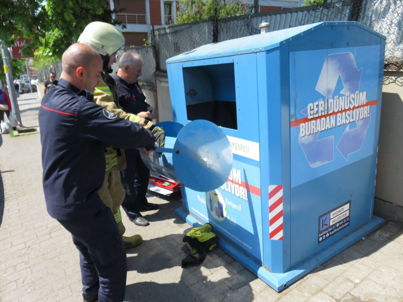 Geri dönüşüm kutusunda mahsur kalan çocuğu itfaiye böyle kurtardı - Resim: 3