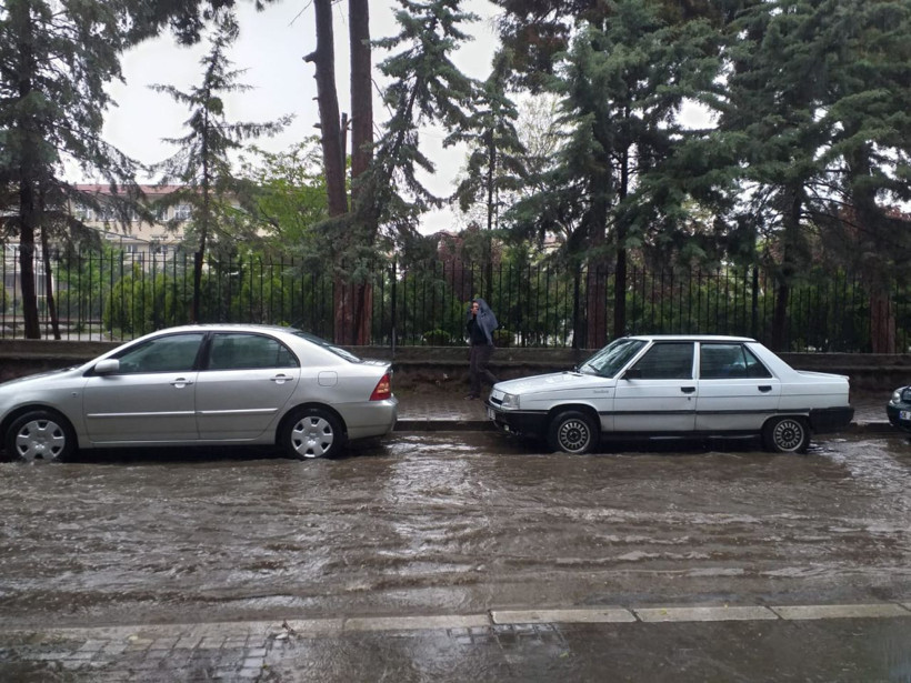 Başkent’te sağanak yağmur etkili oldu - Resim: 1
