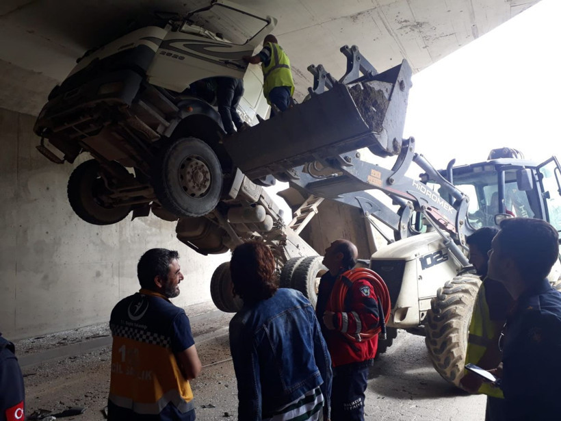 Balıkesir'de dikkatsiz sürücü ölümden döndü - Resim: 4