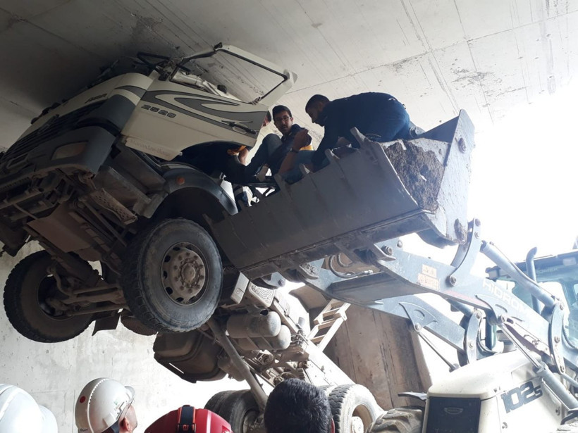 Balıkesir'de dikkatsiz sürücü ölümden döndü - Resim: 1