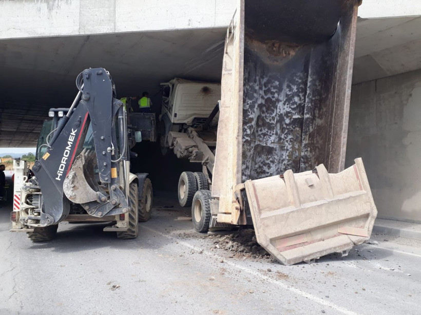 Balıkesir'de dikkatsiz sürücü ölümden döndü - Resim: 2