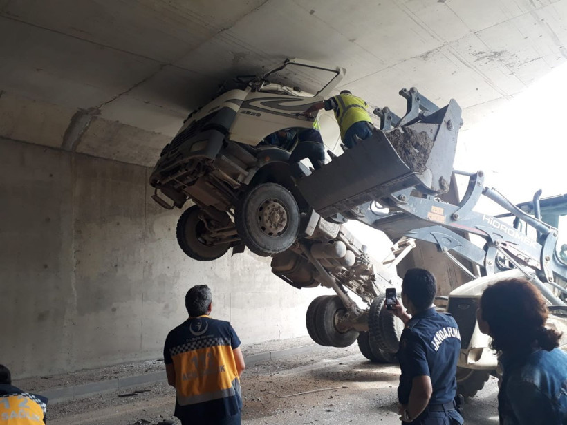 Balıkesir'de dikkatsiz sürücü ölümden döndü - Resim: 3