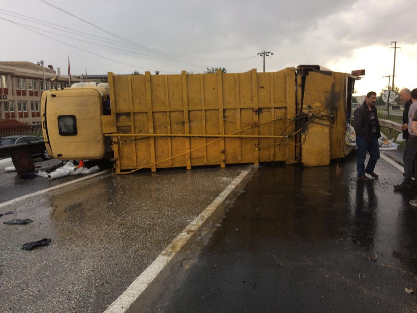 Çöp kamyonu ile hafif ticari araç çarpıştı: 2 yaralı - Resim: 1