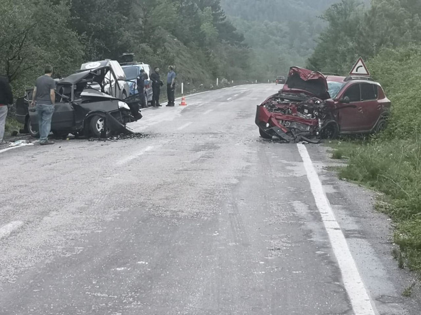 Karabük'te feci kaza 2 otomobil çarpıştı: 1 ölü, 4 yaralı - Resim: 1