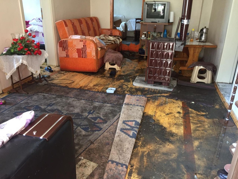 Evini lağım suyu basan yaşlı kadının gözyaşları yürek burktu - Resim: 2