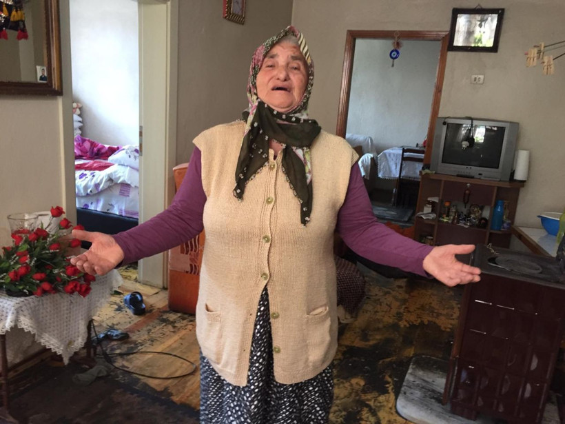Evini lağım suyu basan yaşlı kadının gözyaşları yürek burktu - Resim: 1