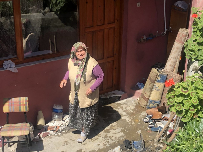 Evini lağım suyu basan yaşlı kadının gözyaşları yürek burktu - Resim: 3
